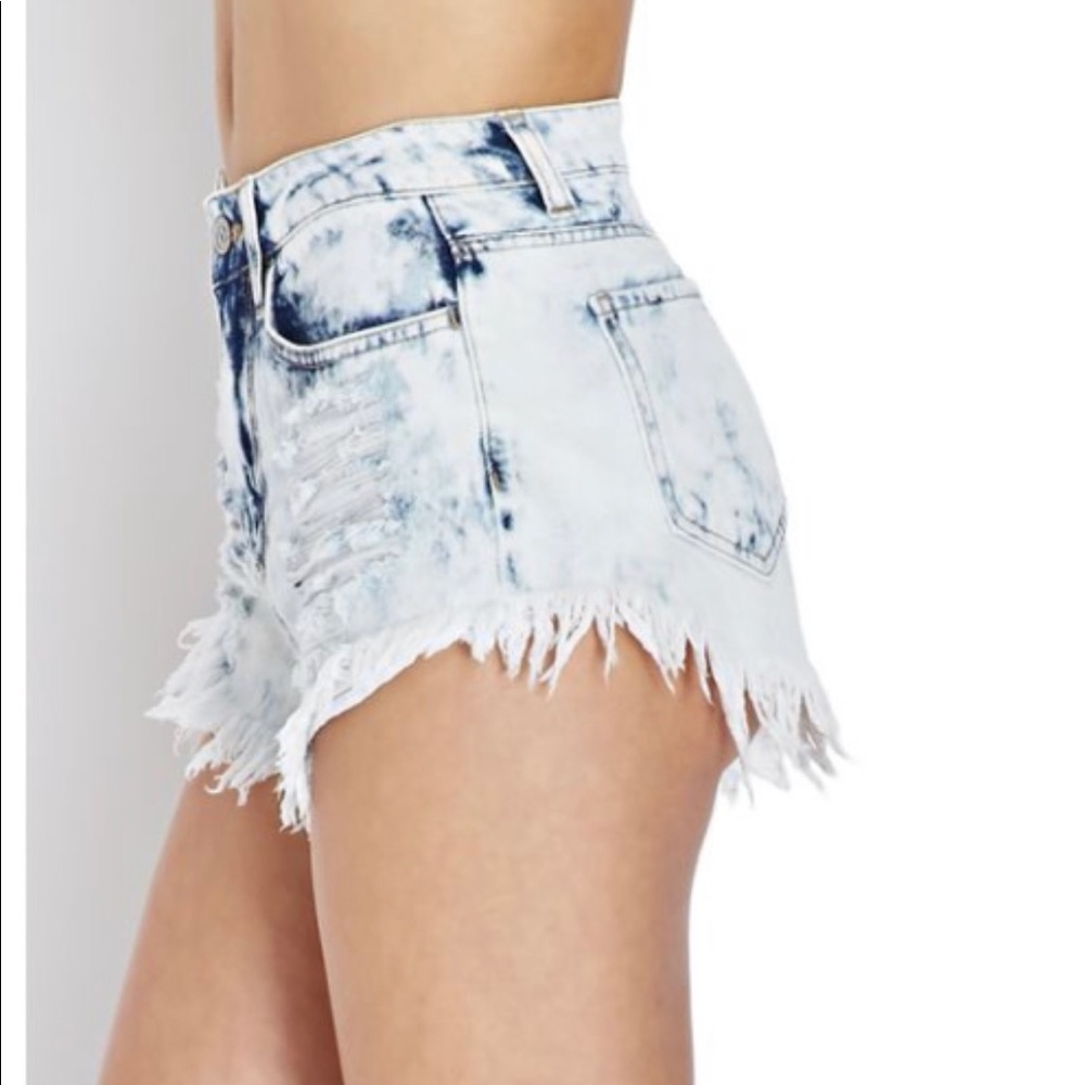 FOREVER 21 white wash cut off shorts super sexy